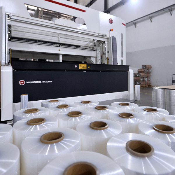 H1748a57f10ba47fdaed2808131f6625e8 Premium Clear Plastic Stretch Film Roll with Excellent Elongation for Heavy-Duty Industrial Packaging